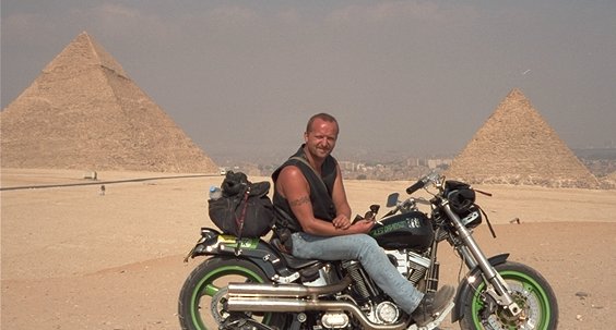 Harley vor Pyramiden